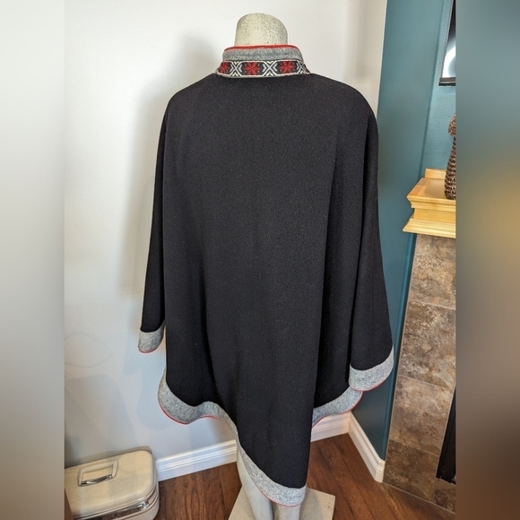 Norwegian Heimdall black Handcrafted wool cape by Kari G - Picture 7 of 17